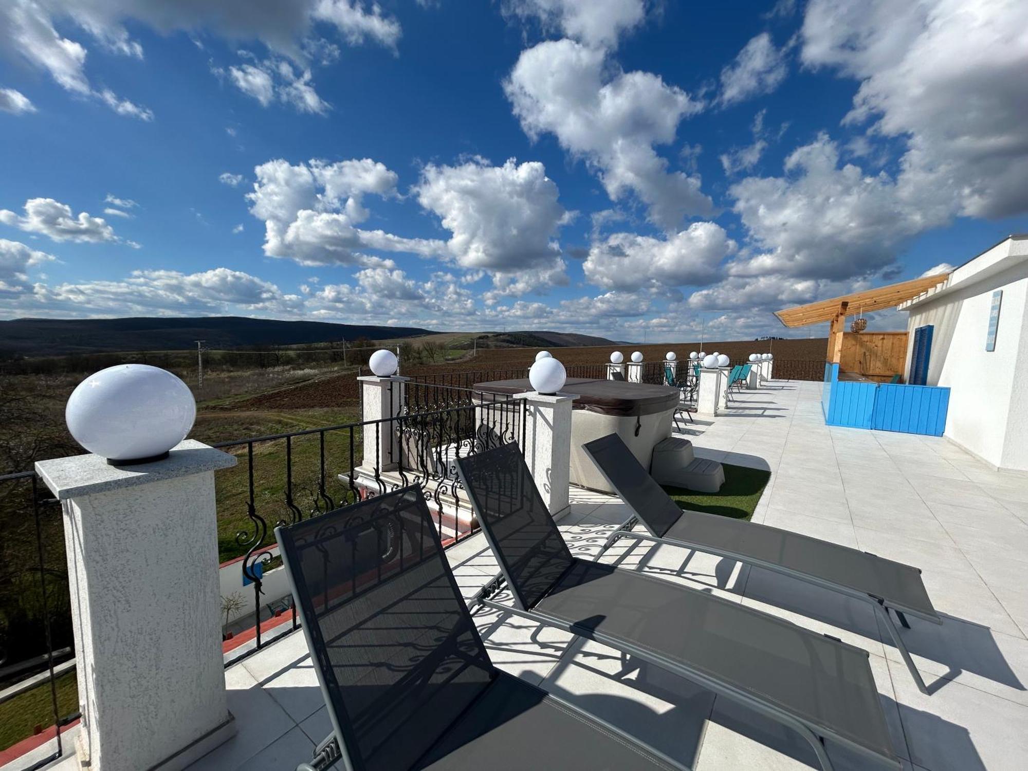 Danelis Hotel Edeleny Exterior photo